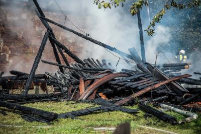 Schwaebisch Gmuend: Bauernhaus mit Scheune in Vollbrand - Nachbarn retten betbettlaegerige Bewohnerin